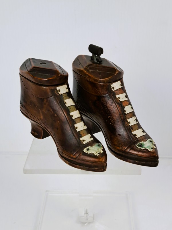 Antiek snuifdoosje in de vorm van damesschoentjes, 19e eeuw.